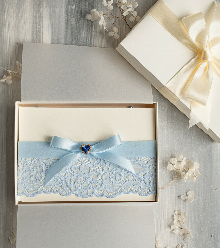 BRAUT Bolero, Kleider, Strumpfband Geschenkidee für die Braut Strumpfband Romantisches Strumpfband in Hellblau mit Spitze, Perlenbrosche und Grußkarte in Geschenkbox.