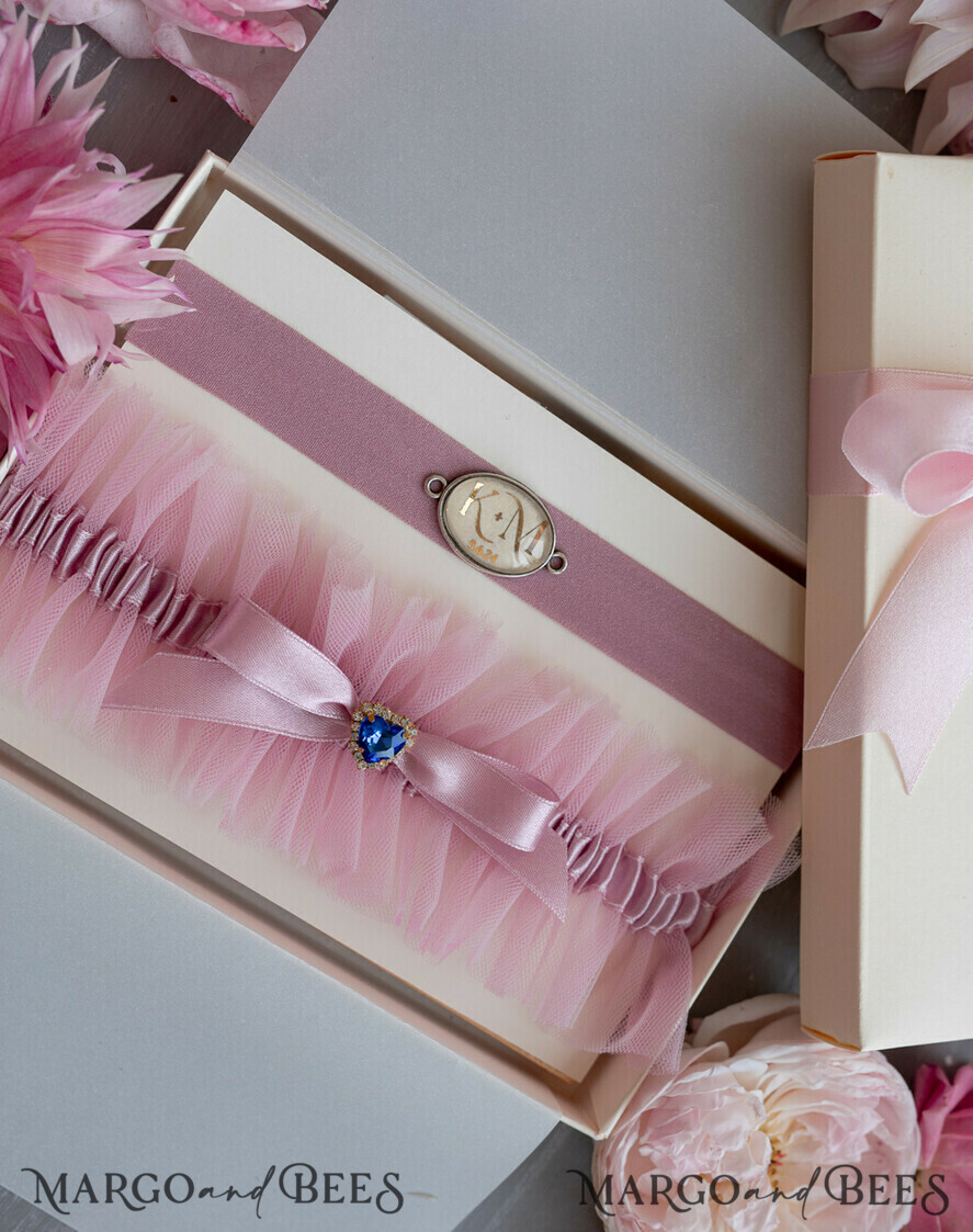 BRAUT Bolero, Kleider, Strumpfband Geschenkidee für die Braut Strumpfband Strumpfband – die besondere Geschenkidee für die Braut mit den Initialen des Brautpaares und dem Hochzeitsdatum
