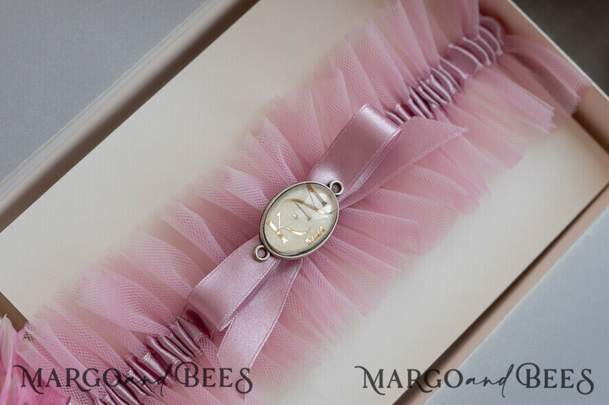 BRAUT Bolero, Kleider, Strumpfband Geschenkidee für die Braut Strumpfband Rosa Tüll-Strumpfband mit den Initialen des Brautpaares und dem Hochzeitsdatum in Geschenkbox – Überraschung vom Junggesellinnenabschied