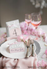 TISCHDEKORATIONSCHILDER   romantisch Romantische rustikale Hochzeitstischnummer mit pinkem Band, Vintage-Spitzen-Karten, individuell gestaltete Tischkarten, hellgraue und blassrosa Shabby-Chic Hochzeitsdekoration, bearbeitbarer Text.8