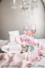 TISCHDEKORATIONSCHILDER   romantisch Romantische rustikale Hochzeitstischnummer mit pinkem Band, Vintage-Spitzen-Karten, individuell gestaltete Tischkarten, hellgraue und blassrosa Shabby-Chic Hochzeitsdekoration, bearbeitbarer Text.8