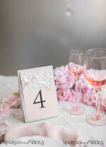 TISCHDEKORATIONSCHILDER   romantisch Romantische rustikale Hochzeitstischnummer mit pinkem Band, Vintage-Spitzen-Karten, individuell gestaltete Tischkarten, hellgraue und blassrosa Shabby-Chic Hochzeitsdekoration, bearbeitbarer Text.8