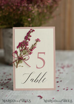 TISCHDEKORATIONSCHILDER   romantisch Romantische Ecru- und Blush-Pink-Hochzeits-Tischnummern, maßgeschneiderte elegante elfenbeinfarbene Tischkarten mit Schnur und Heidekraut, handgefertigte zarte minimalistische Hochzeits-Tischdekoration.2