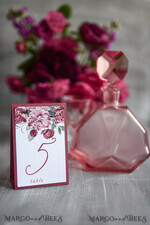 TISCHDEKORATIONSCHILDER   romantisch Romantische weiße und rote Hochzeitstischkarten, elegante handgefertigte florale Hochzeitsdekoration, maßgeschneiderte minimalistische weiße Tischkarten, luxuriöse Marsala Hochzeitstischschilder1
