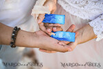 PLATZKARTEN / TISCHKARTEN  
 Boho Eleganz Bold Linie Zarte blaue Hochzeitsplatzkarten, Aquarell-Design Namensschilder mit Band, einzigartige Hochzeitsstationery, Strandhochzeit Platzkarten, dekedged benutzerdefinierte Begleitkarten.10
