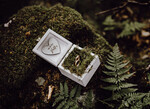 RINGTRÄGERBOXEN & KISSEN Epoxidharz Trauringe Box Hochzeitsweiße Ringbox, rustikale Holzehe-Ringbox • rustikale Ringträgerbox • echte Blumen in Harz Luxus-Ringbox9