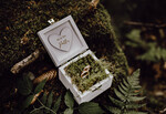 RINGTRÄGERBOXEN & KISSEN Epoxidharz Trauringe Box Hochzeitsweiße Ringbox, rustikale Holzehe-Ringbox • rustikale Ringträgerbox • echte Blumen in Harz Luxus-Ringbox9