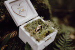 RINGTRÄGERBOXEN & KISSEN Epoxidharz Trauringe Box Hochzeitsweiße Ringbox, rustikale Holzehe-Ringbox • rustikale Ringträgerbox • echte Blumen in Harz Luxus-Ringbox9