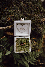 RINGTRÄGERBOXEN & KISSEN Epoxidharz Trauringe Box Hochzeitsweiße Ringbox, rustikale Holzehe-Ringbox • rustikale Ringträgerbox • echte Blumen in Harz Luxus-Ringbox9