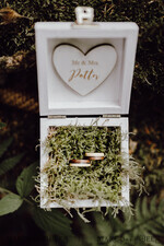 RINGTRÄGERBOXEN & KISSEN Epoxidharz Trauringe Box Hochzeitsweiße Ringbox, rustikale Holzehe-Ringbox • rustikale Ringträgerbox • echte Blumen in Harz Luxus-Ringbox9