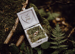 RINGTRÄGERBOXEN & KISSEN Epoxidharz Trauringe Box Hochzeitsweiße Ringbox, rustikale Holzehe-Ringbox • rustikale Ringträgerbox • echte Blumen in Harz Luxus-Ringbox9