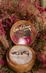 RINGTRÄGERBOXEN & KISSEN Epoxidharz Trauringe Box Personalisierte Hochzeitsringbox für 2 oder 3 Ringe, Holzringbox • rustikale Ringträgerbox • echte Blumen in Harz Luxusringbox15