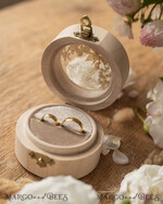 RINGTRÄGERBOXEN & KISSEN Epoxidharz Trauringe Box Luxuriöse Harz-Ehering-Box, minimalistische gravierte echte Blumen-Ring-Box, personalisierte Epoxid-Box mit nude Samt, rustikale maßgefertigte Ring-Box.11