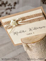 PLATZKARTEN / TISCHKARTEN  
 Rustikale Eco-Hochzeitsplatzkarten Minimalistische Ecru Hochzeitsplatzkarten, rustikale Namensschilder, romantische Hochzeitsnamensschilder mit Blumendekor, natürlichem Jute und ecrufarbenem Schleifenband, rustikale Platzkarten.3