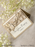 PLATZKARTEN / TISCHKARTEN  
 Rustikale Eco-Hochzeitsplatzkarten Minimalistische Ecru Hochzeitstischkarten mit Jutetwine und Holzdekor, rustikale Eco Hochzeitstischkarten, Hochzeit Namensschilder mit Rinde-Dekor, bearbeitbarer Text6