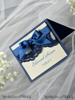 PLATZKARTEN / TISCHKARTEN  
 Rustikale Eco-Hochzeitsplatzkarten Elegante Ecru- und Marineblaue Hochzeitstischkarten, Rustikale Namensschilder, Romantische Hochzeitstischkarten mit Spitze und Ecru-Band, Individueller Text, Rustikale Hochzeitstischkarte7