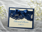 PLATZKARTEN / TISCHKARTEN  
 Rustikale Eco-Hochzeitsplatzkarten Elegante Ecru- und Marineblaue Hochzeitstischkarten, Rustikale Namensschilder, Romantische Hochzeitstischkarten mit Spitze und Ecru-Band, Individueller Text, Rustikale Hochzeitstischkarte7