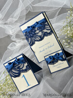 PLATZKARTEN / TISCHKARTEN  
 Rustikale Eco-Hochzeitsplatzkarten Elegante Ecru- und Marineblaue Hochzeitstischkarten, Rustikale Namensschilder, Romantische Hochzeitstischkarten mit Spitze und Ecru-Band, Individueller Text, Rustikale Hochzeitstischkarte7