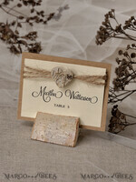 PLATZKARTEN / TISCHKARTEN  
 Rustikale Eco-Hochzeitsplatzkarten Minimalistische weiße Hochzeitsplatzkarten mit Jute-Schnur und Holzherz, rustikal öko-braun mit schwarzem Druck, zarte Hochzeitsnamensschilder, bearbeitbarer Text.2