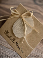 PLATZKARTEN / TISCHKARTEN  
 Rustikale Eco-Hochzeitsplatzkarten Minimalistische rustikale ökologische braune Hochzeitsplatzkarten mit Raffia-Schnur und getrocknetem Blatt, einfache Hochzeitsstationery, elegante Hochzeitsplatzkarten, rustikale Escortkarten.3