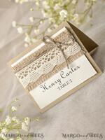 PLATZKARTEN / TISCHKARTEN  
 Rustikale Eco-Hochzeitsplatzkarten Rustikale Elfenbein Spitze Hochzeitsplatzkarten, Öko Braun mit Jute-Schnur, Eleganter schwarzer Druck, Zarte Hochzeitsstationery, Natürliche Jute rustikale Platzkarten7