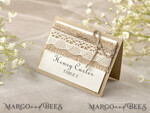 PLATZKARTEN / TISCHKARTEN  
 Rustikale Eco-Hochzeitsplatzkarten Rustikale Elfenbein Spitze Hochzeitsplatzkarten, Öko Braun mit Jute-Schnur, Eleganter schwarzer Druck, Zarte Hochzeitsstationery, Natürliche Jute rustikale Platzkarten7