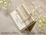PLATZKARTEN / TISCHKARTEN  
 Rustikale Eco-Hochzeitsplatzkarten Rustikale Elfenbein Spitze Hochzeitsplatzkarten, Öko Braun mit Jute-Schnur, Eleganter schwarzer Druck, Zarte Hochzeitsstationery, Natürliche Jute rustikale Platzkarten7