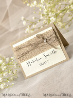 PLATZKARTEN / TISCHKARTEN  
 Rustikale Eco-Hochzeitsplatzkarten Rustikale Elfenbein-Hochzeitsplatzkarten, natürliche Jute mit Juteband, schwarzer Druck, zarte Hochzeitsstationery, rustikale Hochzeitsbegleitkarten, bearbeitbarer Text.3