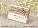 PLATZKARTEN / TISCHKARTEN  
 Rustikale Eco-Hochzeitsplatzkarten Rustikale Elfenbein-Hochzeitsplatzkarten, natürliche Jute mit Juteband, schwarzer Druck, zarte Hochzeitsstationery, rustikale Hochzeitsbegleitkarten, bearbeitbarer Text.3