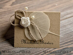 PLATZKARTEN / TISCHKARTEN  
 Rustikale Eco-Hochzeitsplatzkarten Rustikale Eco Braune Hochzeitsplatzkarten, zarte Hochzeitsnamensschilder mit weißer Rosendekoration, Jute-Schnur und getrocknetem Blatt, einzigartige ökologische Hochzeitsstationery, bearbeitbarer Text3