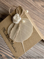 PLATZKARTEN / TISCHKARTEN  
 Rustikale Eco-Hochzeitsplatzkarten Rustikale Eco Braune Hochzeitsplatzkarten, zarte Hochzeitsnamensschilder mit weißer Rosendekoration, Jute-Schnur und getrocknetem Blatt, einzigartige ökologische Hochzeitsstationery, bearbeitbarer Text3