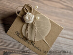 PLATZKARTEN / TISCHKARTEN  
 Rustikale Eco-Hochzeitsplatzkarten Rustikale Eco Braune Hochzeitsplatzkarten, zarte Hochzeitsnamensschilder mit weißer Rosendekoration, Jute-Schnur und getrocknetem Blatt, einzigartige ökologische Hochzeitsstationery, bearbeitbarer Text3