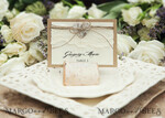 PLATZKARTEN / TISCHKARTEN  
 Rustikale Eco-Hochzeitsplatzkarten Romantische weiße Spitzen-Hochzeitsplatzkarten, weiße Namensschilder mit Jute-Schnur und hölzernem Herzen, elegante Hochzeitsstationery, rustikale Platzkarten, bearbeitbarer Text.2