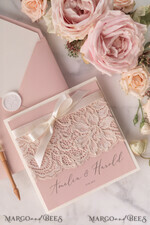 HOCHZEITS EINLADUNGEN vintage Spitze / rustikale Spitze Elegante Hochzeitskarten Vintage-Spitze personalisierte Einladung Elfenbein-Schüssel und dämmerndes Rosenpink17