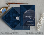 HOCHZEITS EINLADUNGEN Elegante Einladungen Klassische Karten Moderne Arch Acryl Hochzeitskarten, Samtumschlag marineblaue moderne Hochzeitskarten, marineblaue Goldeinladungen, minimalistische Plexi Hochzeitsinvitation Suite22