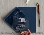 HOCHZEITS EINLADUNGEN Elegante Einladungen Klassische Karten Moderne Arch Acryl Hochzeitskarten, Samtumschlag marineblaue moderne Hochzeitskarten, marineblaue Goldeinladungen, minimalistische Plexi Hochzeitsinvitation Suite22