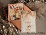 HOCHZEITS EINLADUNGEN Gold / Roségold / Silber / Glitzer Terrakotta Chiffon Schleife mit Perlen maßgeschneiderte elegante Einladungskarten für Hochzeiten in verbranntem Orange und Gold, weiße Perlen goldene Hochzeitseinladungen, Boho goldene Mappe Hochzeitsstationery, Vellum Etui mit Monogramm.21