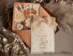 HOCHZEITS EINLADUNGEN Gold / Roségold / Silber / Glitzer Terrakotta Chiffon Schleife mit Perlen maßgeschneiderte elegante Einladungskarten für Hochzeiten in verbranntem Orange und Gold, weiße Perlen goldene Hochzeitseinladungen, Boho goldene Mappe Hochzeitsstationery, Vellum Etui mit Monogramm.21