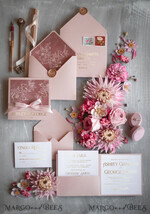 HOCHZEITS EINLADUNGEN Gold / Roségold / Silber / Glitzer Luxus-Hochzeitseinladungen, luxuriöse Hochzeit, zartrosa, zartrosa Hochzeit, zartrosa und goldene Hochzeit, Samt, Samthochzeitseinladungen, Taschenhochzeitseinladung, rosa Schleife, rosa Bogen, weiße Blumen, Samthochzeitskarten, elegante Hochzeitseinladungen, goldene Hochzeit, goldene Folien-Druckausgabe, rosa Taschenhochzeitseinladungen, rosa Hochzeitseinladungen, rosa Hochzeitsstationery, rosa Hochzeitsaccessoires, rosa und weiße Hochzeitseinladungen.8