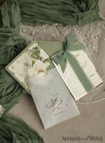 HOCHZEITS EINLADUNGEN Gold / Roségold / Silber / Glitzer Sag Green Chiffon Schleife bestickte maßgeschneiderte elegante grüne Hochzeits-Einladungssuite, weiße Perlen goldene Hochzeitskarten, Boho goldene Ordner-Hochzeitsstationery, Pergamin-Etui mit Monogramm.47