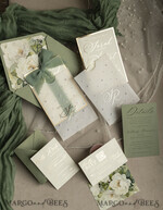 HOCHZEITS EINLADUNGEN Gold / Roségold / Silber / Glitzer Sag Green Chiffon Schleife bestickte maßgeschneiderte elegante grüne Hochzeits-Einladungssuite, weiße Perlen goldene Hochzeitskarten, Boho goldene Ordner-Hochzeitsstationery, Pergamin-Etui mit Monogramm.47