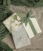 HOCHZEITS EINLADUNGEN Gold / Roségold / Silber / Glitzer Sag Green Chiffon Schleife bestickte maßgeschneiderte elegante grüne Hochzeits-Einladungssuite, weiße Perlen goldene Hochzeitskarten, Boho goldene Ordner-Hochzeitsstationery, Pergamin-Etui mit Monogramm.47