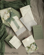 HOCHZEITS EINLADUNGEN Gold / Roségold / Silber / Glitzer Sag Green Chiffon Schleife bestickte maßgeschneiderte elegante grüne Hochzeits-Einladungssuite, weiße Perlen goldene Hochzeitskarten, Boho goldene Ordner-Hochzeitsstationery, Pergamin-Etui mit Monogramm.47