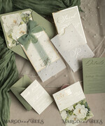 HOCHZEITS EINLADUNGEN Gold / Roségold / Silber / Glitzer Sag Green Chiffon Schleife bestickte maßgeschneiderte elegante grüne Hochzeits-Einladungssuite, weiße Perlen goldene Hochzeitskarten, Boho goldene Ordner-Hochzeitsstationery, Pergamin-Etui mit Monogramm.47