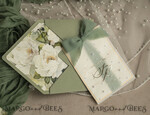 HOCHZEITS EINLADUNGEN Gold / Roségold / Silber / Glitzer Sag Green Chiffon Schleife bestickte maßgeschneiderte elegante grüne Hochzeits-Einladungssuite, weiße Perlen goldene Hochzeitskarten, Boho goldene Ordner-Hochzeitsstationery, Pergamin-Etui mit Monogramm.47