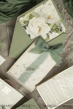 HOCHZEITS EINLADUNGEN Gold / Roségold / Silber / Glitzer Sag Green Chiffon Schleife bestickte maßgeschneiderte elegante grüne Hochzeits-Einladungssuite, weiße Perlen goldene Hochzeitskarten, Boho goldene Ordner-Hochzeitsstationery, Pergamin-Etui mit Monogramm.47