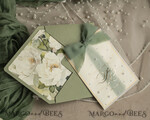HOCHZEITS EINLADUNGEN Gold / Roségold / Silber / Glitzer Sag Green Chiffon Schleife bestickte maßgeschneiderte elegante grüne Hochzeits-Einladungssuite, weiße Perlen goldene Hochzeitskarten, Boho goldene Ordner-Hochzeitsstationery, Pergamin-Etui mit Monogramm.47