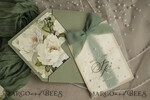 HOCHZEITS EINLADUNGEN Gold / Roségold / Silber / Glitzer Sag Green Chiffon Schleife bestickte maßgeschneiderte elegante grüne Hochzeits-Einladungssuite, weiße Perlen goldene Hochzeitskarten, Boho goldene Ordner-Hochzeitsstationery, Pergamin-Etui mit Monogramm.47