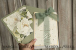HOCHZEITS EINLADUNGEN Gold / Roségold / Silber / Glitzer Sag Green Chiffon Schleife bestickte maßgeschneiderte elegante grüne Hochzeits-Einladungssuite, weiße Perlen goldene Hochzeitskarten, Boho goldene Ordner-Hochzeitsstationery, Pergamin-Etui mit Monogramm.47