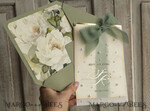 HOCHZEITS EINLADUNGEN Gold / Roségold / Silber / Glitzer Sag Green Chiffon Schleife bestickte maßgeschneiderte elegante grüne Hochzeits-Einladungssuite, weiße Perlen goldene Hochzeitskarten, Boho goldene Ordner-Hochzeitsstationery, Pergamin-Etui mit Monogramm.47